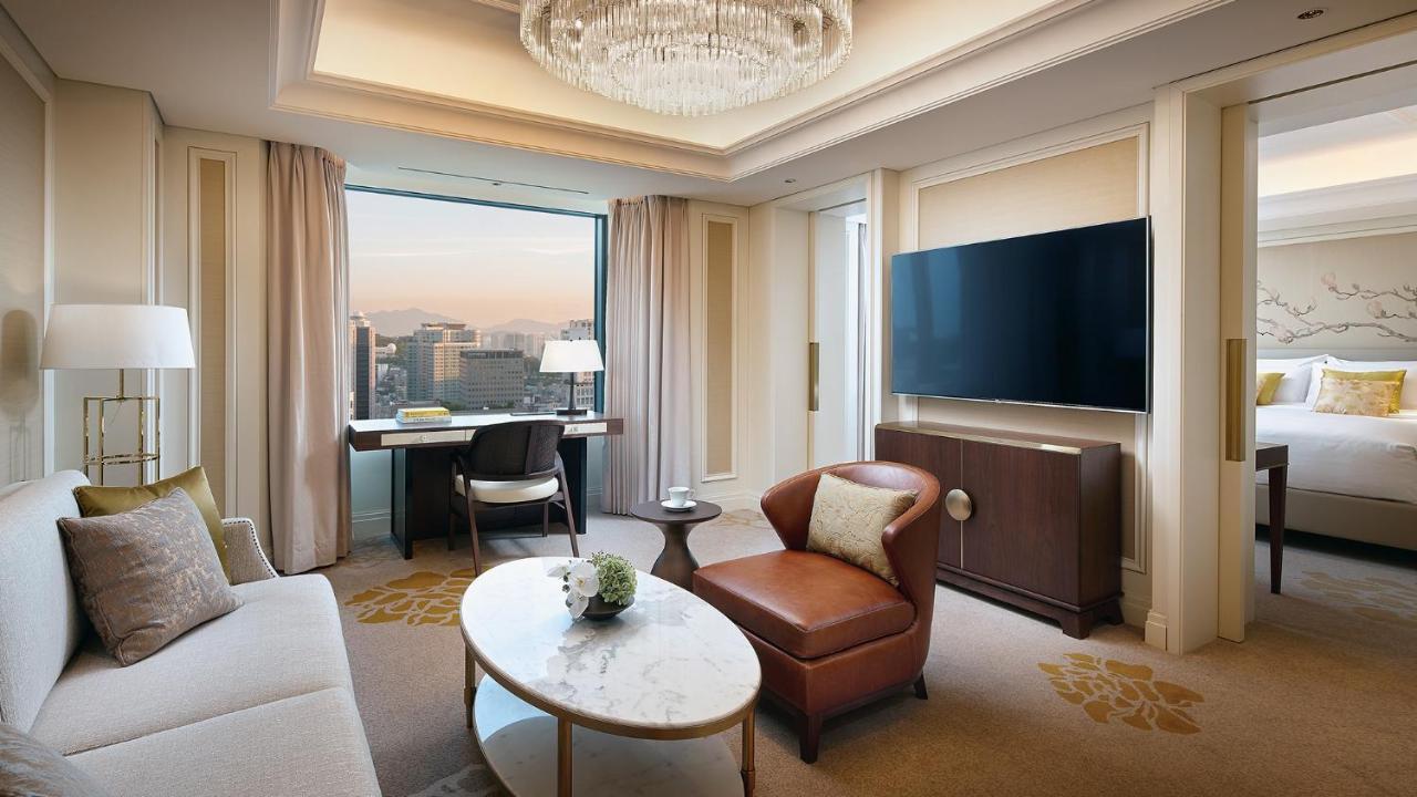 Lotte Hotel Seoul Executive Tower Zewnętrze zdjęcie A living room in a suite at The Ritz-Carlton, Osaka
