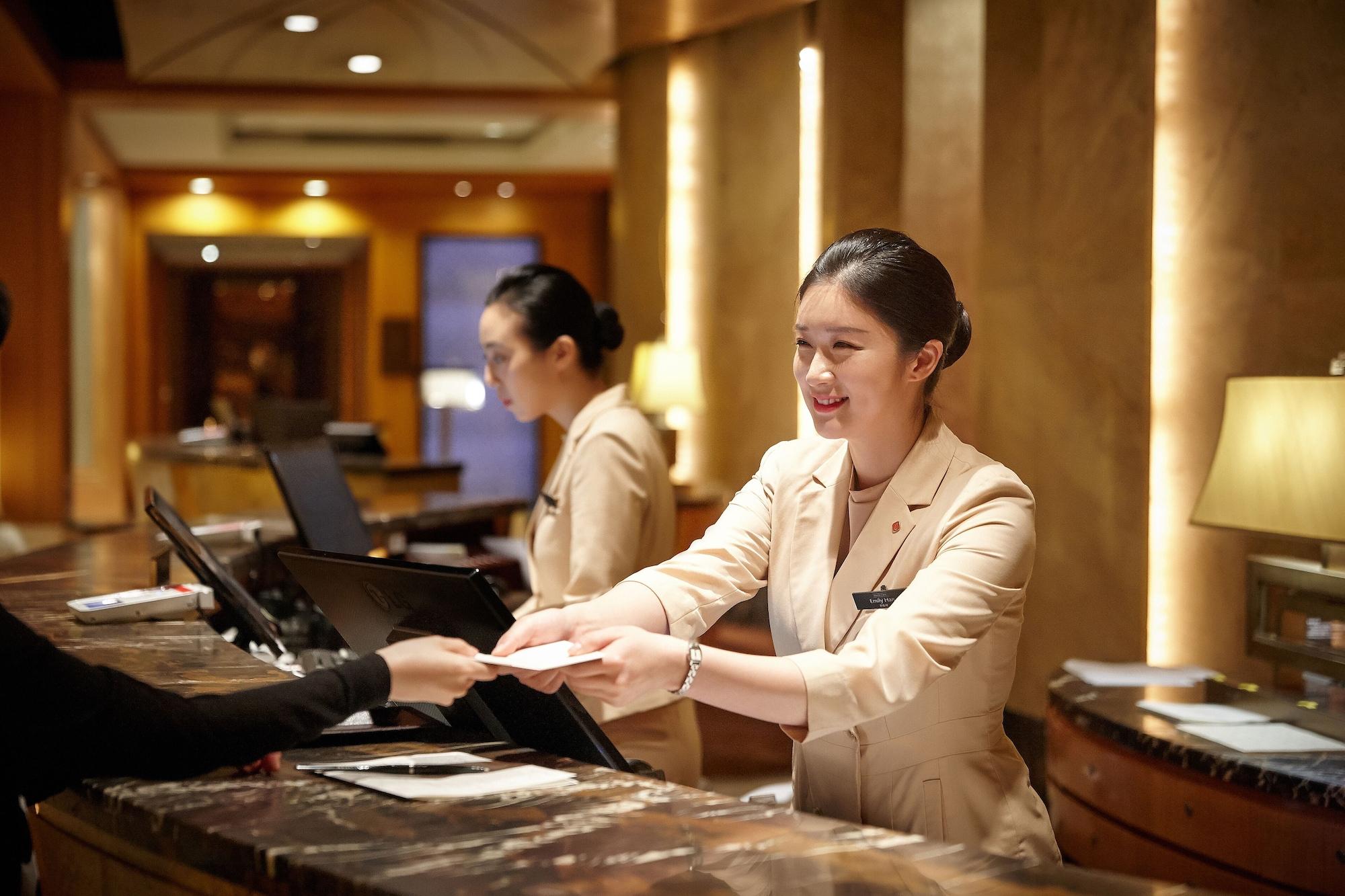 Lotte Hotel Seoul Executive Tower Zewnętrze zdjęcie A hotel receptionist